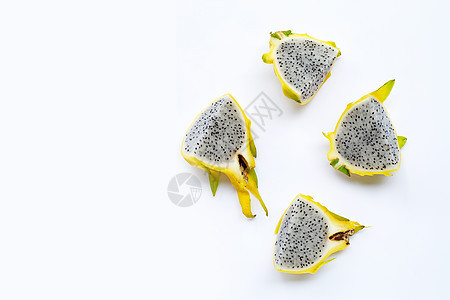 白色背景上的黄或龙果 复制空格维生素饮食菠萝叶子柠檬水果营养种子情调食物背景图片