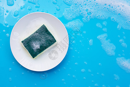 湿蓝背景下洗碗概念 顶视图早餐菜肴厨房团体盘子果汁餐具杯子餐厅白色图片