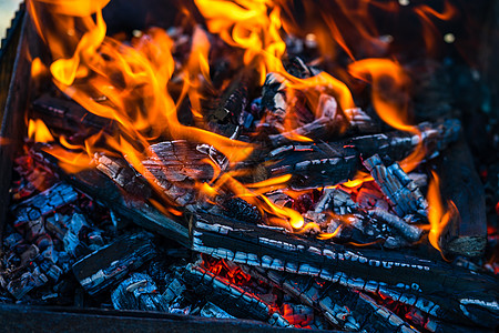烧柴芯片以形成煤炭 烧烤准备 在做饭前点火温度辉光炙烤居住火花壁炉篝火余烬烧烤架烧伤图片