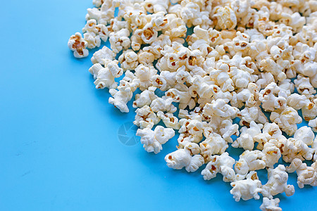 蓝色背景的爆米花 复制空间剧院产品味道娱乐流行音乐玉米派对电影小吃食物图片