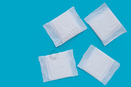 蓝色背景的白色卫生巾内裤经期软垫餐巾药品洗手间女性月经成人卫生图片