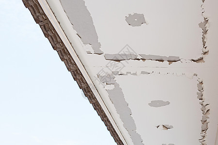 房子天花板上的白色油漆剥落 屋下地面维修草图风化裂缝损害地震水分建筑窗户图片