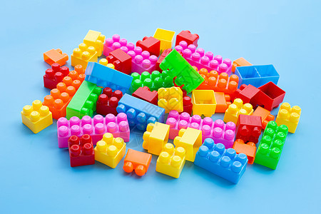 蓝色背景的塑胶建筑块学习收藏幼儿园童年塑料男生玩具盒子婴儿乐趣图片