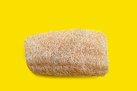 海绵瓜在黄色背景下洗澡图片