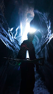 山洞外边有冰锥的登山者冰镐男人冰山土地山脉出口墙纸水晶公园入口图片
