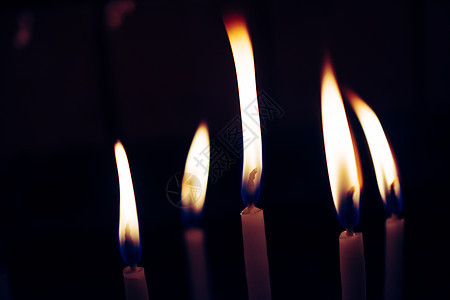 圣诞节背景上的蜡烛火 蜡烛在晚上燃烧宗教火焰纪念馆辉光黄色死亡烧伤教会灯芯庆典图片