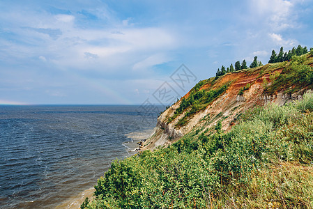 河岸上的悬崖海岸背包日光衬套岩石石头水库爬坡假期森林图片