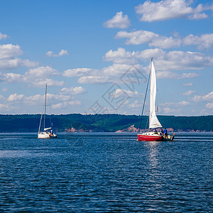 两艘帆船桅杆竞赛全体天空娱乐水手闲暇海岸航行蓝色图片