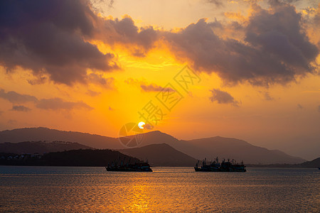 用渔船在海湾上晒日落钓鱼海滩橙子货物旅行蓝色日出热带港口渔夫图片