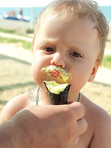 一个孩子在炎热的夏日吃冰淇淋 父亲给婴儿喂冰淇淋图片