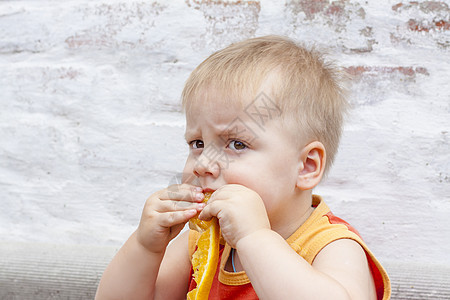 孩子的肖像 可爱男孩装着橙色 小孩的情调男生情绪化童年微笑橙子白色儿童情感身体孩子们图片