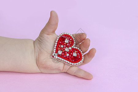 在你的手掌上的红心 情人节主题的概念 一句问候语 爱的宣言粉色家庭浪漫喜悦红色问候礼物图片