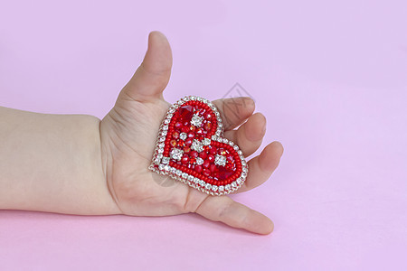 在你的手掌上的红心 情人节主题的概念 一句问候语 爱的宣言粉色家庭浪漫喜悦红色问候礼物背景图片