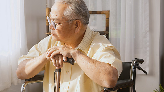 仅坐轮椅的年长病人患有五肢残疾寂寞男性房间失智老年孤独保健护理卫生医院图片