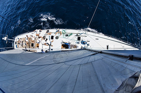 从马斯特起赛时游艇的高角度视角图片