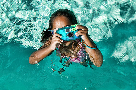游泳池使用防水照相机的女孩图片