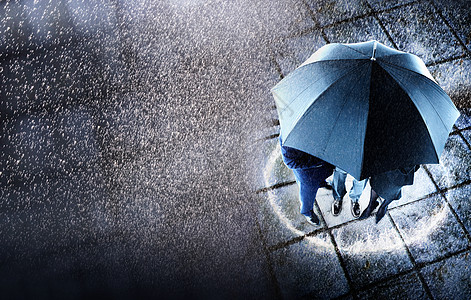 倾盆大雨一 工商界人士在一个伞下避难的更高水平观点背景