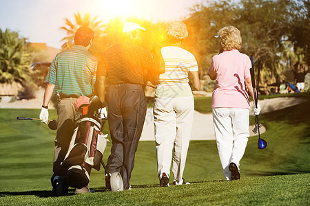 在高尔夫球场上行走的高级高尔夫运动员近视闲暇高尔夫球游戏爱好场地娱乐男人玩家男性退休图片