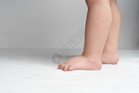 婴儿6至12个月女孩男生身体赤脚父母生活女儿脚趾毯子新生图片