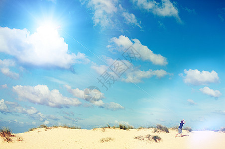 男孩在海滩上飞行Kite微笑快乐儿子家庭幸福天空闲暇乐趣孩子假期图片