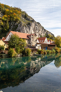 德国巴伐利亚的村与阿尔特穆厄尔河和高岩蓝色旅行自然保护区观光山脉旅游历史性木头岩石木桥图片