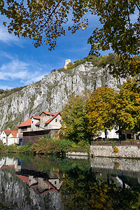 德国巴伐利亚的村与阿尔特穆厄尔河和高岩木头历史性观光天空晴天废墟蓝色目的地石头木桥图片