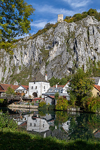 德国巴伐利亚的村与阿尔特穆厄尔河和高岩木桥旅行木头城堡旅游天空山脉自然保护区废墟岩石图片