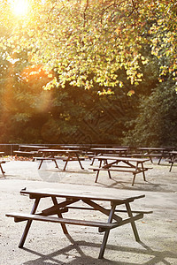 空荡荡的夏日公园野餐长凳和桌子图片