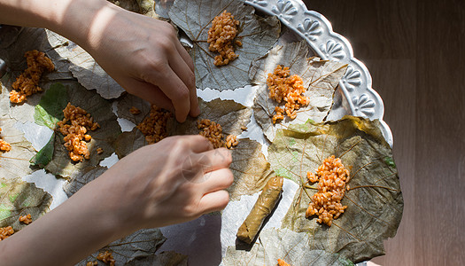 准备加饭和肉或传统沙马的松树叶蔬菜盘子用餐食物藤蔓脚凳烹饪香菜叶子厨师图片