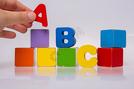 手玩多彩字母字母和建筑布条的游戏学校公司幼儿园智力童年语言时间婴儿课堂正方形图片
