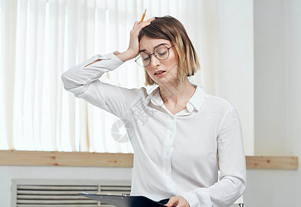 靠近窗口的女商家妇女压力紧张情绪刺激性情绪商业白色标语商务女性推介会管理人员空白海报广告牌图片