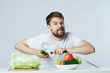 白T恤白领的胡子男子蔬菜饮食健康素食运动食物工作室乐趣成人沙拉喜悦活力桌子药品图片