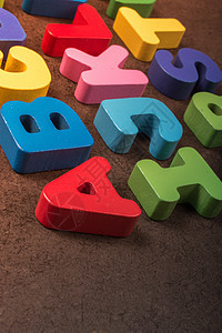 用于学习概念的A B和C木制字母字母字母立方体彩色英语语言幼儿园游戏乐趣公司阅读知识图片