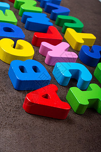 用于学习概念的A B和C木制字母字母字母知识孩子们立方体教学木头语言英语色块彩色学校图片