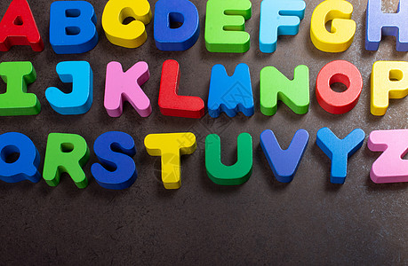 用于学习概念的A B和C木制字母字母字母乐趣孩子们孩子童年色块积木英语木头教育游戏图片