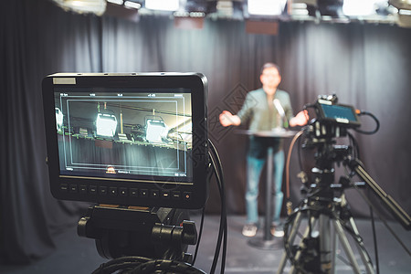 一个电视录音室的年轻记者 正在对着麦克风讲话 模糊的电影摄像头课程导演生产主持人男人工作室娱乐公民记录胶片图片