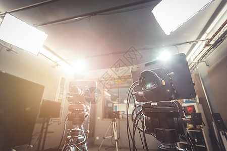 关于三脚架 广播演播室 聚光灯和其他录音设备的专业电影摄像头技术电影节展示娱乐高科技电视生产云台录像音乐会图片