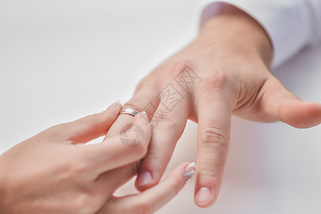 一个女人用戒指指着她男人的手指图片