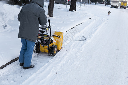 暴风雪过后 男子用造雪机清理车道 在街道上工作的除雪设备 从雪中清理街道 正在下雪行动拖拉机季节人行道发动机投掷者天气男性雪堆车图片