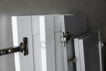 用于刨花板的家具环 安装在由 mdf 材料制成的白色和灰色厨房前面 用于家具制造的木工配件螺丝刀环形内阁滚轮导轨导游橱柜木匠硬件图片