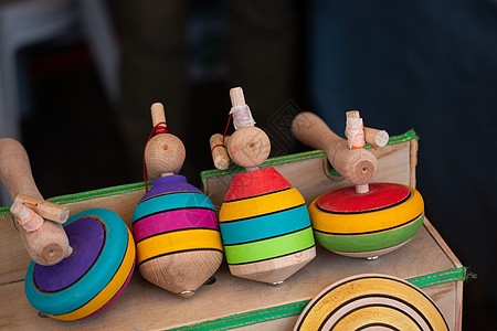 五颜六色的手工彩绘木制玩具-作为创意背景的钉顶或陀螺图片