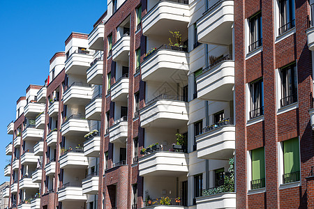 配有阳台的现代公寓楼住房房屋物业财产晴天蓝色天空建筑学立面建筑图片