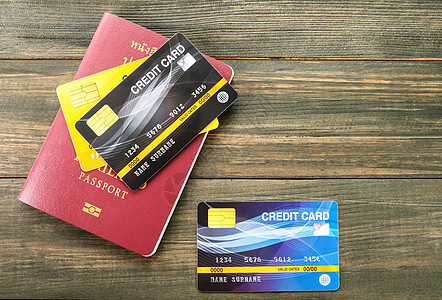 表格上方的护照和信用卡细胞硬币文档桌子卡片旅行货币商业身份借方图片