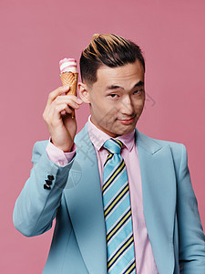 穿着冰淇淋西装的优雅男子 带着快乐生活方式图片