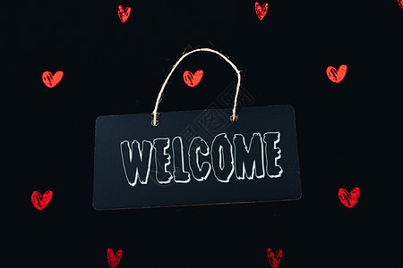 欢迎在黑通知牌上使用红色红心环绕黑板款待广告牌问候语粉笔纸板拼写客人黑色游客图片