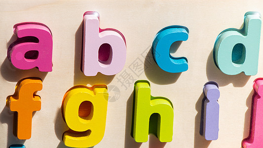 用于学习概念的A B和C木制字母字母字母木头阅读英语游戏积木公司语言立方体学校孩子们图片