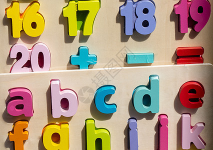 用于学习概念的A B和C木制字母字母字母教学阅读色块积木彩色孩子们立方体孩子英语童年图片