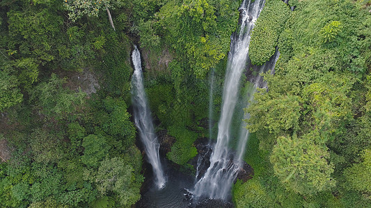 美丽的热带瀑布印度尼西亚巴厘岛溪流丛林绿色森林鸟瞰图风景岩石图片