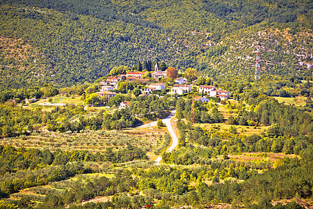 索文贾克村在伊德利绿色山上图片