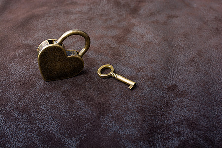 以心锁形状作为爱的象征婚礼婚姻安全订婚秘密奉献精神锁定钥匙恋人图片